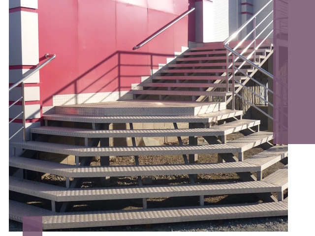 Лестницы для магазина в Волхове — изготовление и монтаж