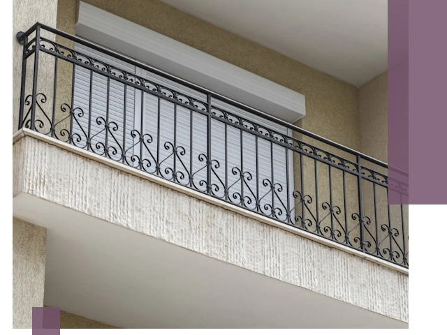 Балконные ограждения из металла и стекла в Волхове для домов