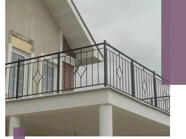 Изготовление балконных ограждений в Волхове из металла и стекла