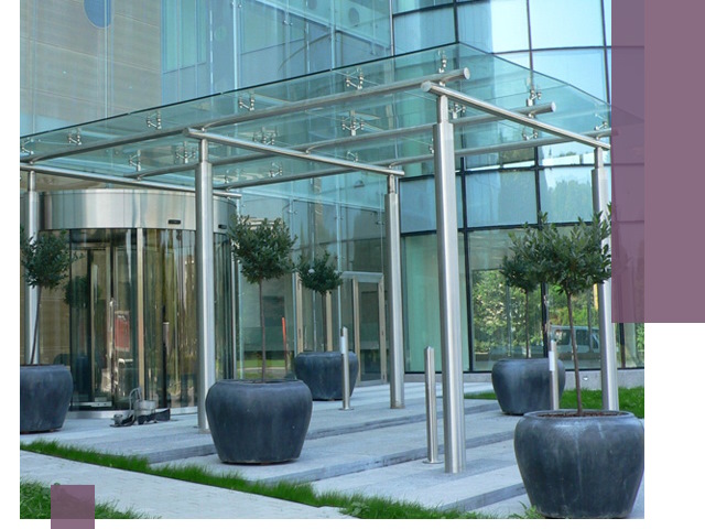 Навесы из стекла на заказ в Волхове — монтаж и установка