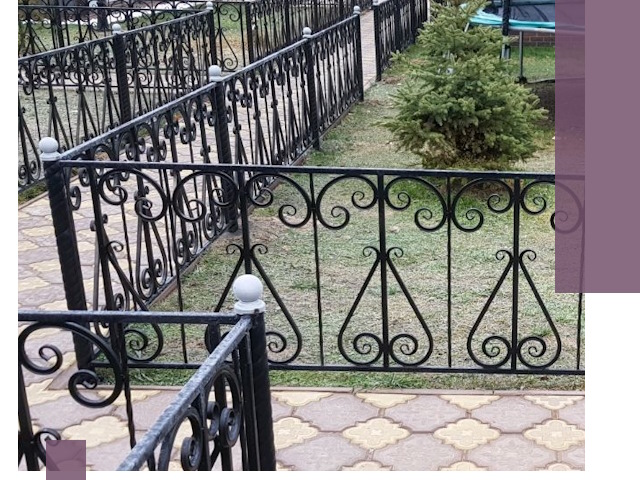 Кованые газонные ограждения под ключ в Волхове